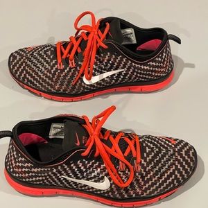 Nike Free Run 5.0 Womens 8.5 Bright Red with Black and White Check pattern